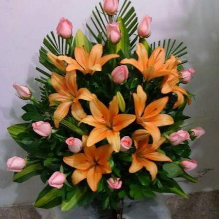 Abanicado liliums y rosas