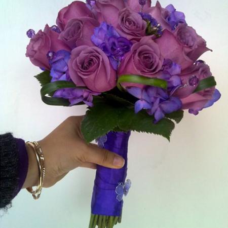 Bouquet rosas moradas con aplicaciones de hortensias moradas y follajes