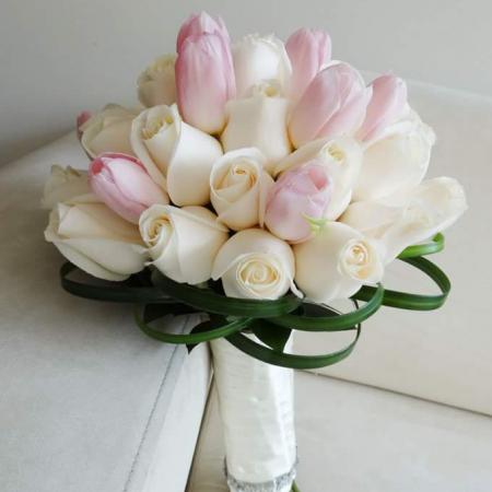 Bouquet de novia rosas con tulipanes