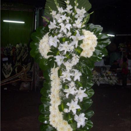 Cruz de azucenas con liliums blancos